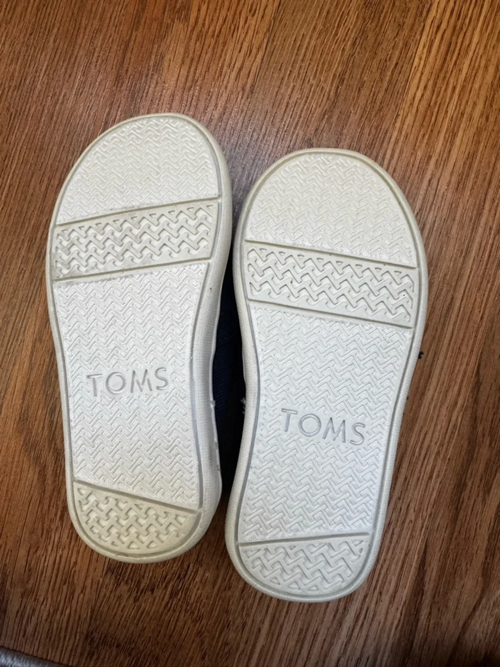 TOMS Classic Slip-On Canvas Shoes in Navy- 7T
